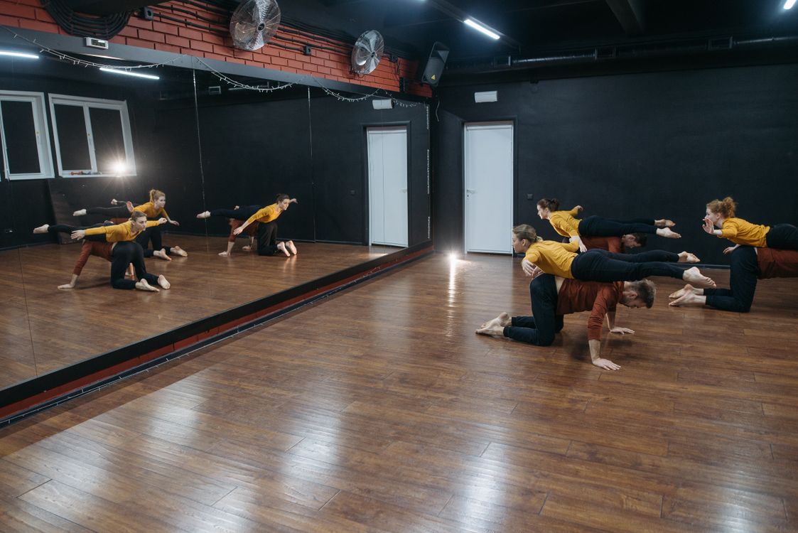 리듬에 맞춰 움직이는 댄서